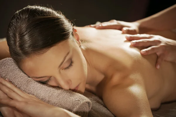 Spa'da rahatlatıcı sırt masajı
