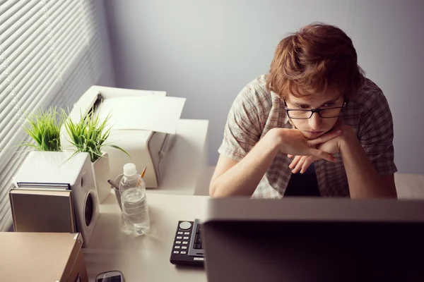 Homme ennuyé au bureau — Photo