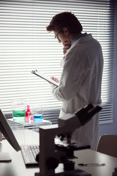 Researcher reading medical records — Stock Photo, Image