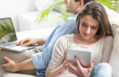 Dijital tablet ve laptop ile Çift.