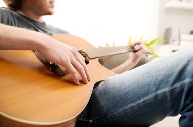 iskambil gitar yakın çekim