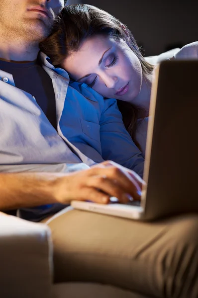 Junges Paar zu Hause mit Laptop — Stockfoto