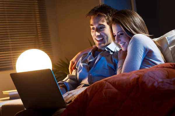 ノート パソコンと自宅で若いカップル — ストック写真
