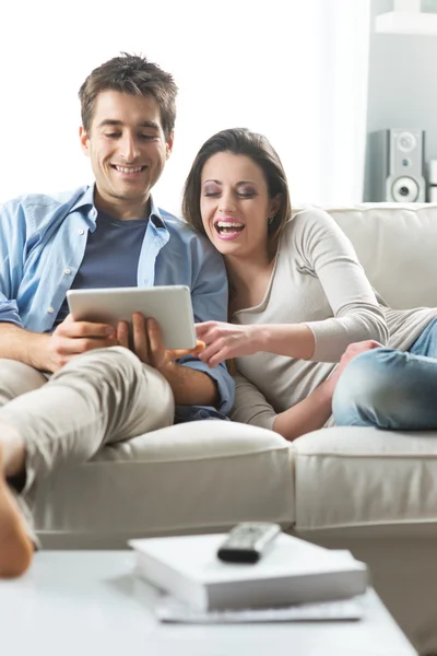 Couple regardant un film sur tablette — Photo