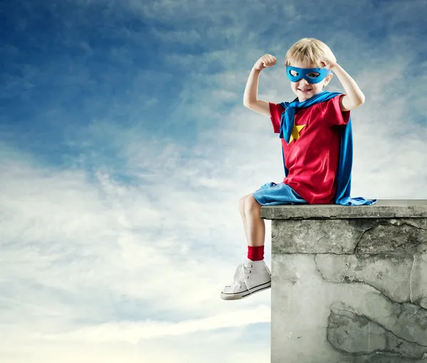 Super herói menino com punhos levantados — Fotografia de Stock