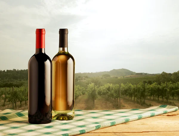 Червоні та білі пляшки вина — стокове фото