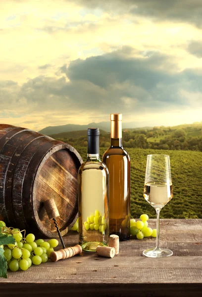 Вино з фоном винограднику — стокове фото