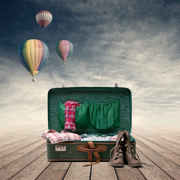 Explorer's vintage suitcase — Stock Photo, Image