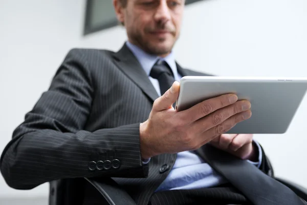 Hombre de negocios trabajando con la tableta — Foto de Stock