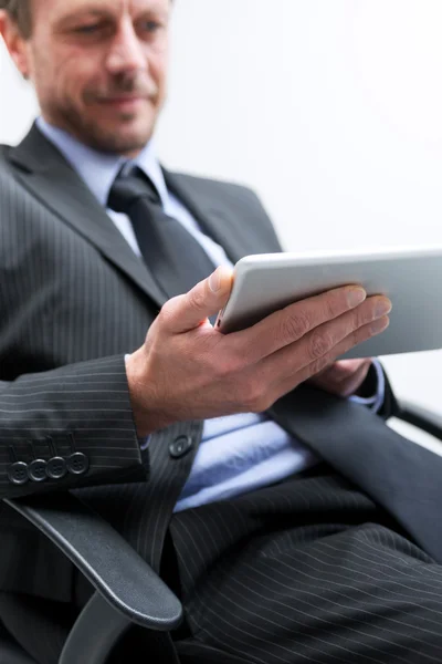 Hombre de negocios trabajando con la tableta —  Fotos de Stock