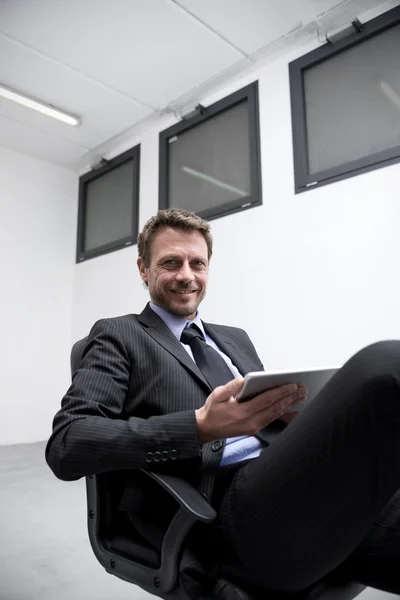 Geschäftsmann arbeitet mit Tablet — Stockfoto