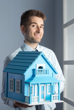 Emlakçı ile model evi