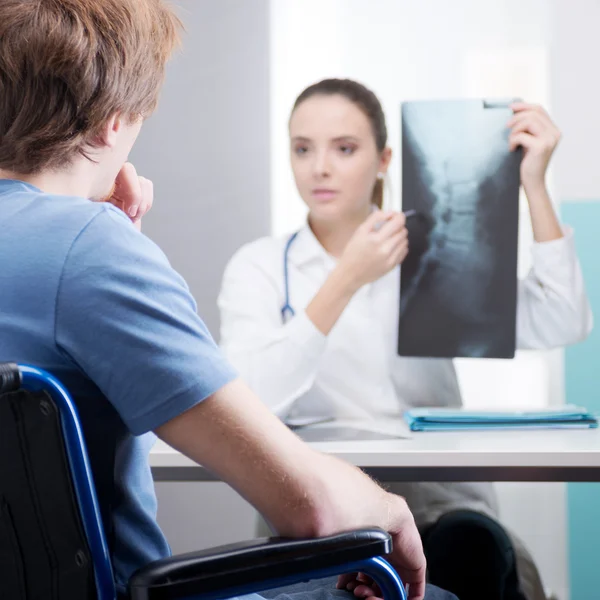 Patient with young doctor — Stock Photo, Image