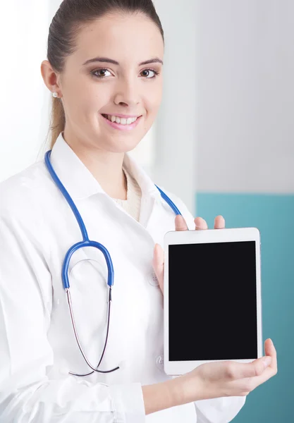 Medico con tablet digitale — Foto Stock