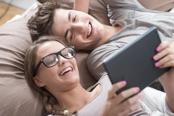 Tablet ile genç bir çift — Stok fotoğraf