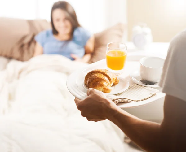Молода пара має розкішний сніданок — стокове фото