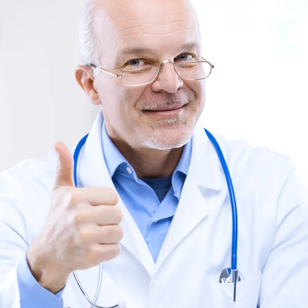 Arzt überbringt gute Nachrichten — Stockfoto