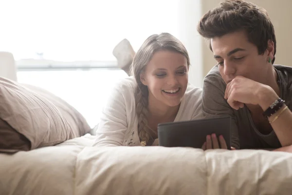 Jeune couple avec tablette — Photo