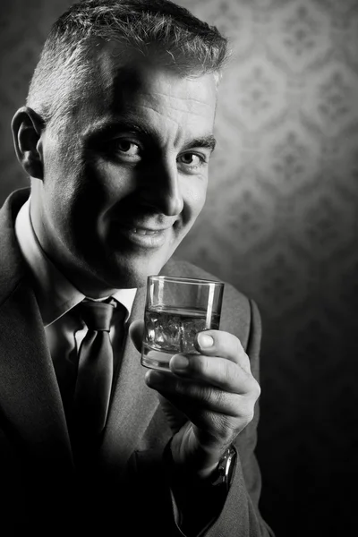Homme d'affaires vintage tenant un verre de whisky — Photo
