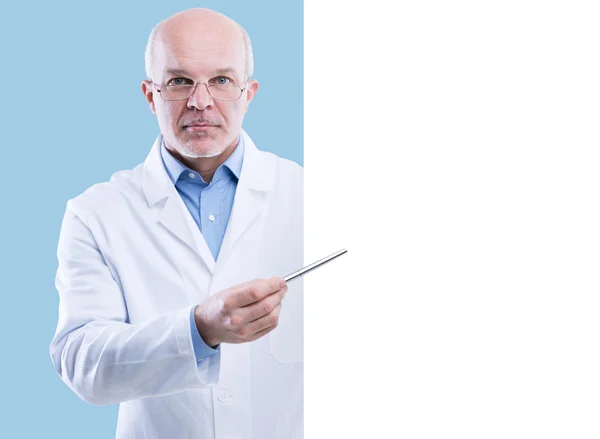 Arzt mit Schild — Stockfoto