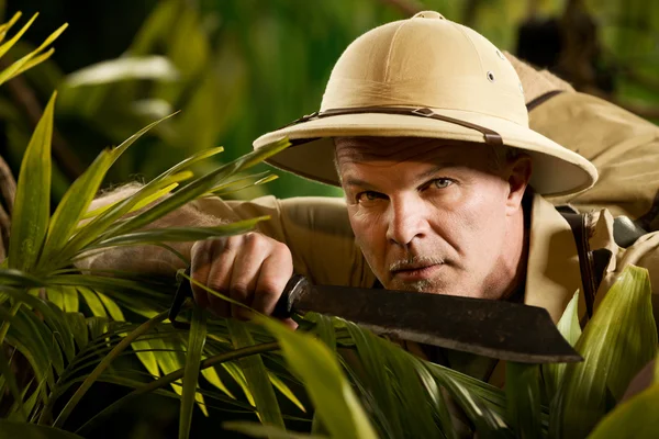 Aventureiro confiante explorando a selva da floresta tropical — Fotografia de Stock