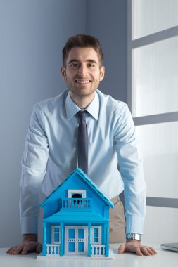 Emlakçı ile model evi