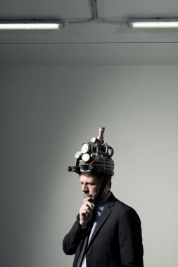 steampunk kask ile yaratıcı iş adamı