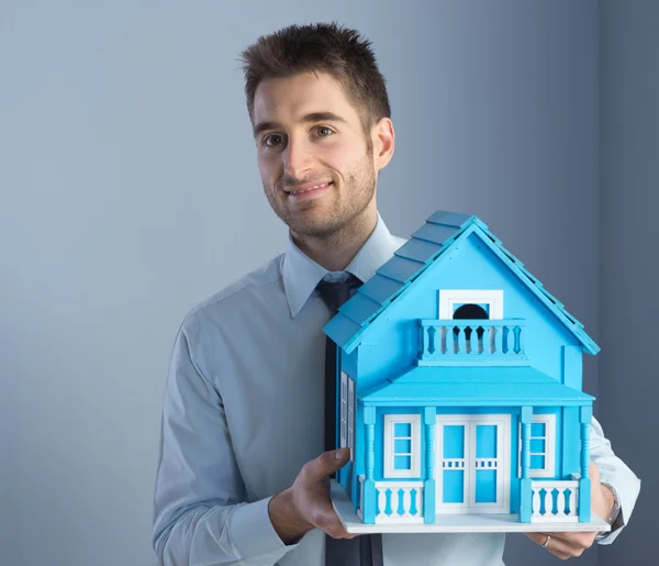 Fastighetsmäklare med modell hus — Stockfoto