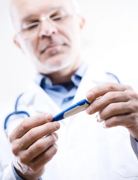 Doctor measuring temperature — Stock Photo, Image