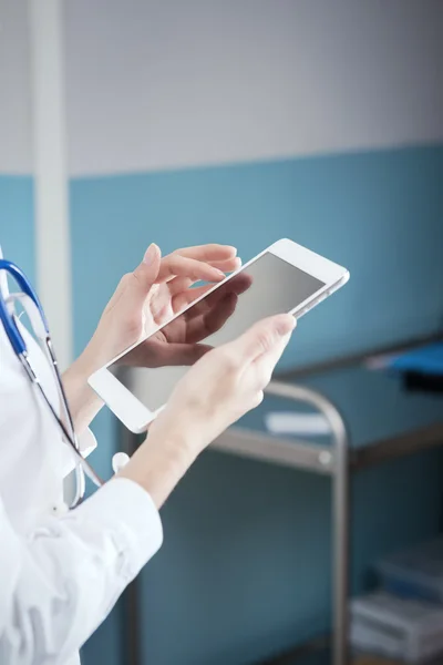 Medico con tablet digitale — Foto Stock