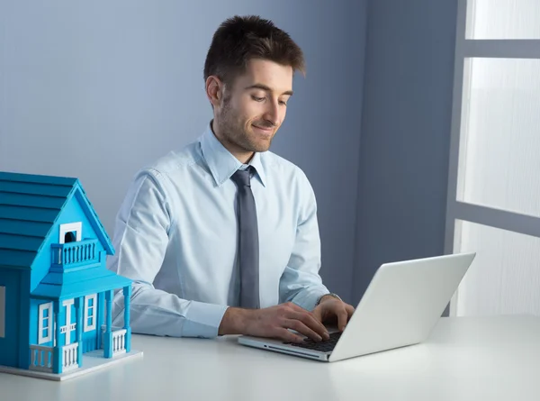 Fastighetsmäklare på jobbet — Stockfoto