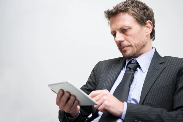 Geschäftsmann arbeitet mit Tablet — Stockfoto