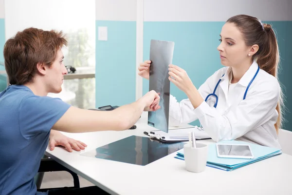 Paciente con médico joven — Foto de Stock