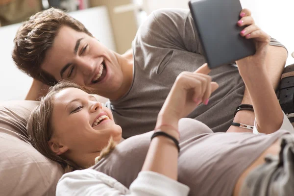 Lyckliga paret med digitala tablett — Stockfoto