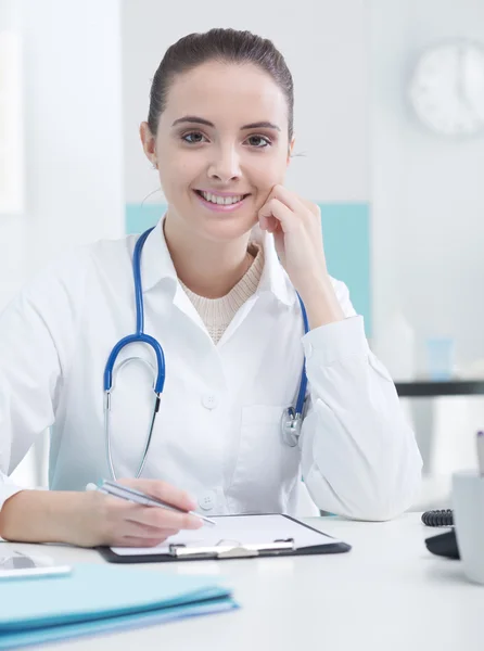 Médico bonito — Fotografia de Stock