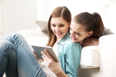 tablet ile gülümseyen kız