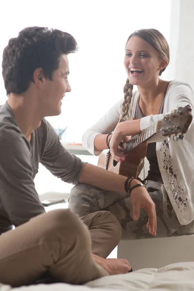 Flicka spela gitarr för sin pojkvän — Stockfoto
