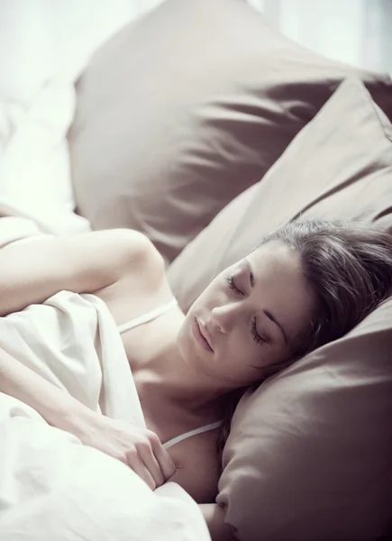 Jovem bela mulher dormindo confortavelmente na cama — Fotografia de Stock