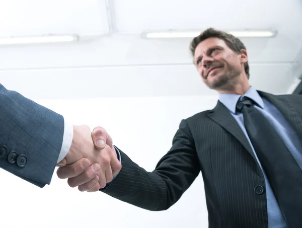 Hombres de negocios seguros dándose la mano — Foto de Stock