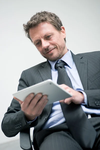 Geschäftsmann arbeitet mit Tablet — Stockfoto