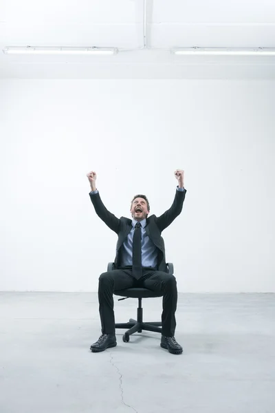 Empresário alegre com punhos levantados — Fotografia de Stock