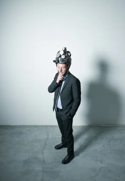 Homme d'affaires créatif avec casque steampunk — Photo