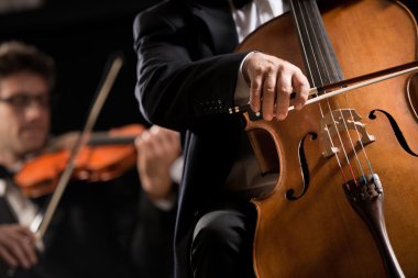 Symphony orchestra performansı: celloist yakın çekim