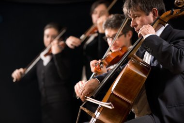 Symphony orchestra performansı celloist yakın çekim