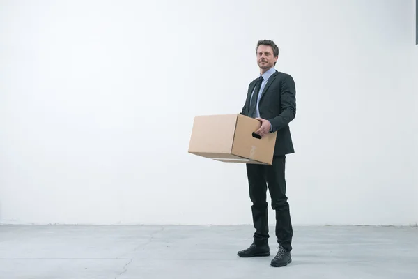 Бизнесмен с картонной коробкой — стоковое фото