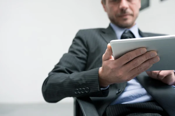 Geschäftsmann arbeitet mit Tablet — Stockfoto