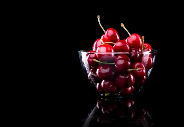 Cerejas suculentas em uma tigela — Fotografia de Stock