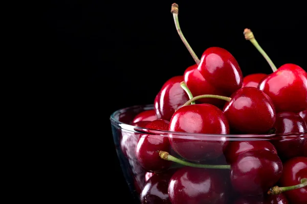 Šťavnaté višně v misce — Stock fotografie