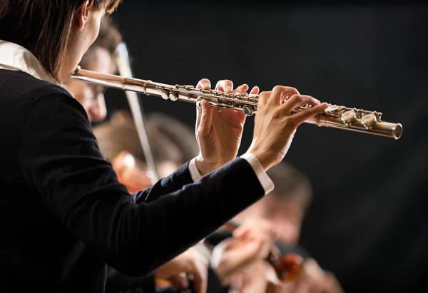 Flötistin mit Orchester auf der Bühne — Stockfoto