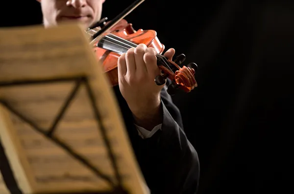 Solo violin performance — Stock Photo, Image